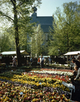 805277 Afbeelding van de bloemenmarkt op het Janskerkhof te Utrecht.